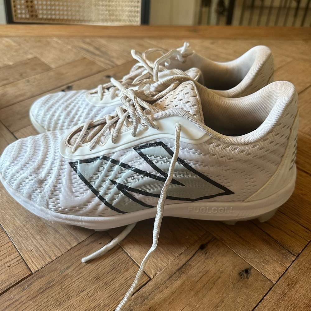 Men’s New Balance baseball cleats